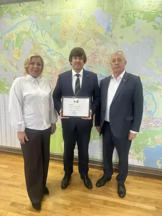 Вручили Главе города Тюмени Максиму Викторовичу Афанасьеву Благодарность «За развитие социального партнёрства»